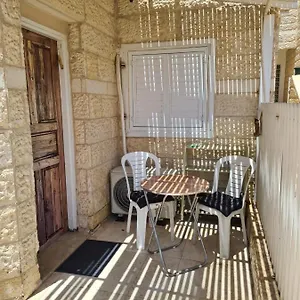 לבקר במלון